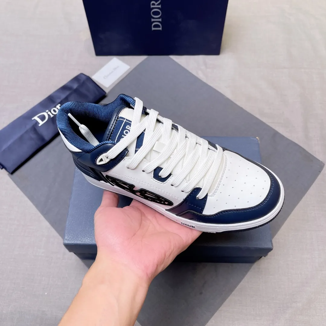 P420 Dior B57 low-top sneakers 2024 spring men's series new product launch [Celebrate][Celebrate][Celebrate], reinterpret the basketball shoe design and become Dior's classic item [strong][strong][strong], carefully crafted in black and cream white smooth cowhide, with beige suede, and the leather CD logo is displayed on the side Zhi, the tongue, sole and back side are decorated with various distinctive details to enhance the style[666][666], while the eyelet details, topstitching and rubber panels highlight the dynamic charm of its athletic style[strong][strong][strong]. It has a two-color rubber sole, which can be matched with various clothing to create a refined look. Size: 38 to 45 No. 067